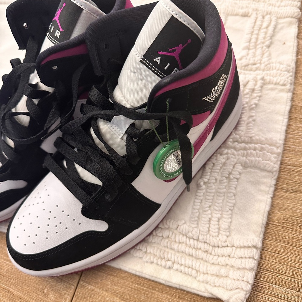 Air Jordan 1 Mid Magenta